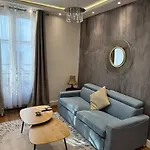 Between The Arc De Triomphe And The Sacr-cur * Paříž