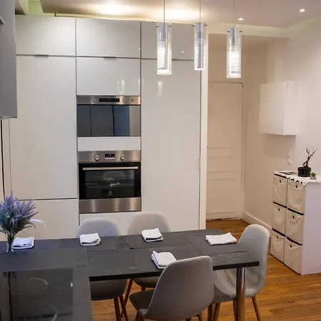 Apartman Between The Arc De Triomphe And The Sacr-cur *