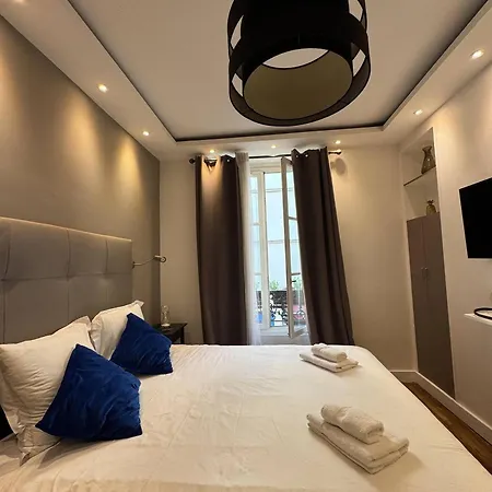 Between The Arc De Triomphe And The Sacr-cur Apartman *