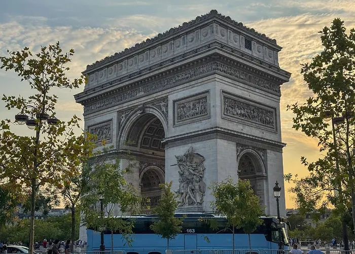 Between The Arc De Triomphe And The Sacr-cur Апартаменты *