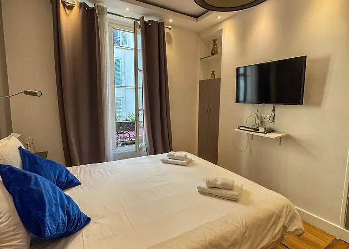 Апартаменты Between The Arc De Triomphe And The Sacr-cur